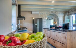 Fridge, oven, dishwasher, coffee/tea maker