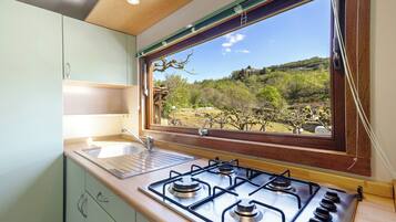 Kühlschrank, Herdplatte, Kochgeschirr/Geschirr/Besteck