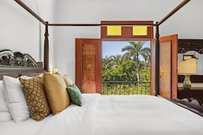 1 habitación, escritorio, tabla de planchar con plancha y cuna de viaje