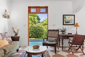TV, offices - Limón y Playa | Luxury Tropical Getaway in Rincón (Rincon)