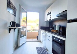 Een koelkast, een microgolfoven, een oven, een kookplaat