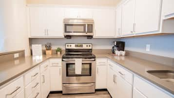 Executive Apartment | Private kitchen | Fridge, microwave, oven, stovetop