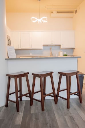 Apartamento ejecutivo | Cocina privada | Frigorífico, microondas, horno y placa de cocina