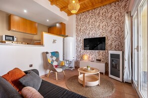 TV, fireplace