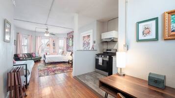 Bureau, fer et planche Ă repasser, Wi-Fi gratuit, draps fournis