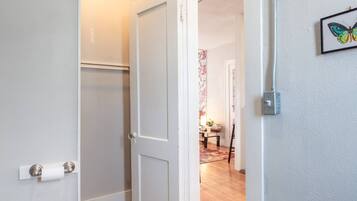 SĂšche-cheveux, serviettes fournies, savon, shampoing