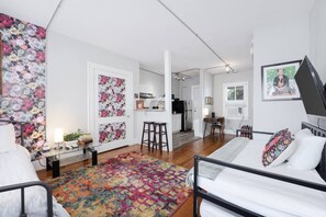 Desk, iron/ironing board, free WiFi, bed sheets - ArtMusicEntertainment+Downtown+PetsOK+Walk2Shore (Corpus Christi)