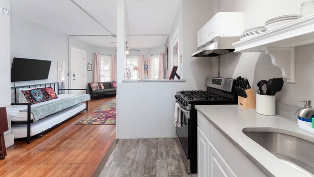 A compact living space with a kitchenette, a sofa, a TV, and a dining area. - ArtMusicEntertainment+Downtown+PetsOK+Walk2Shore (Corpus Christi)