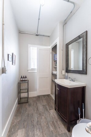 Hair dryer, towels, soap, shampoo - ArtMusicEntertainment+Downtown+PetsOK+Walk2Shore (Corpus Christi)