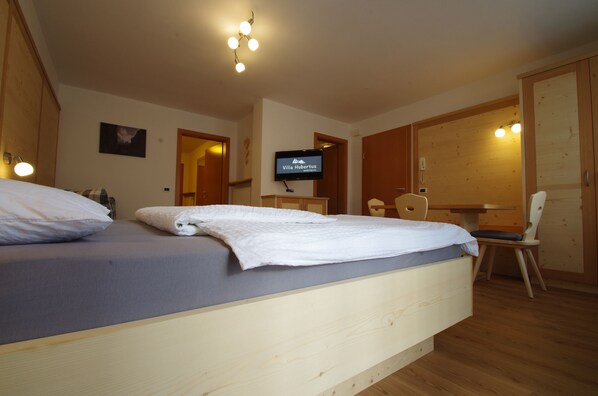 1 habitación, tabla de planchar con plancha, wifi gratis y ropa de cama 