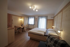 1 habitación, tabla de planchar con plancha, wifi gratis y ropa de cama 