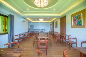 Daily local cuisine breakfast (PHP 805 per person)