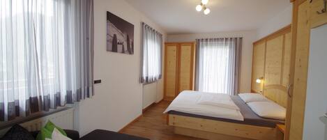 2 makuuhuonetta, silitysrauta/-lauta, ilmainen Wi-Fi, vuodevaatteet