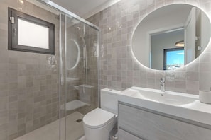 Shower, hair dryer, bidet, towels