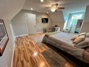 4 bedrooms, iron/ironing board, travel cot, WiFi - Relaxing Retreat in the Heart of the Finger Lakes 1 (Springwater)