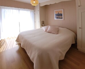 2 bedrooms, desk, soundproofing, iron/ironing board