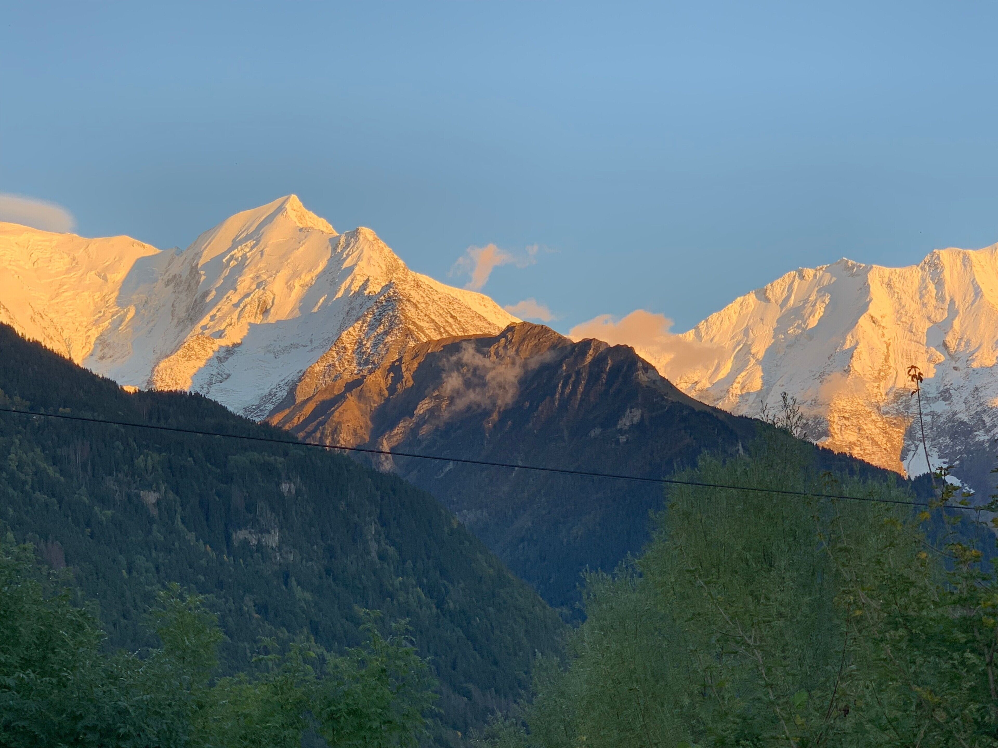 Une chaîne de montagnes sous un ciel dégagé.