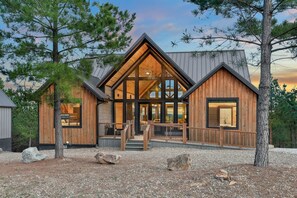 Exterior - Bright Cabin w/ Spa + Mountain Views, Sleeps 12! (Broken Bow)