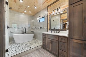 Shower, hair dryer, towels, shampoo - Bright Cabin w/ Spa + Mountain Views, Sleeps 12! (Broken Bow)