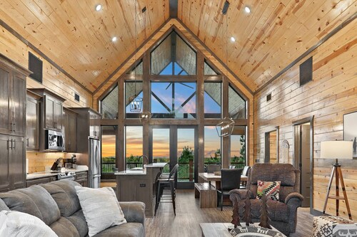 Bright Cabin w/ Spa + Mountain Views, Sleeps 12!