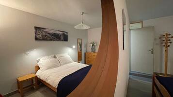 2 slaapkamers, een bureau, een strijkplank/strijkijzer, gratis wifi