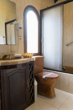 Dusche, Haartrockner, Handtücher