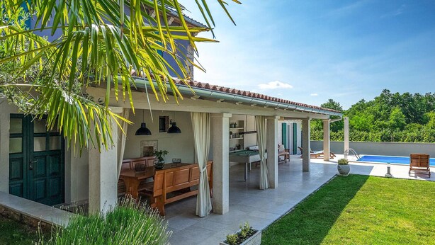 A covered outdoor area with a pool, a dining table, and a seating area. - Awesome home in Pazin (Pazin)