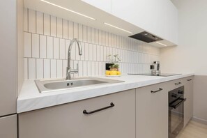 Fridge, oven, stovetop, dishwasher