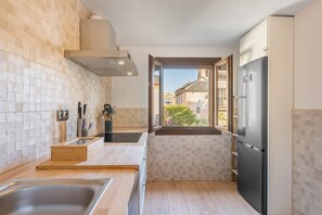 Kjøleskap, mikrobølgeovn, ovn og kokeplater