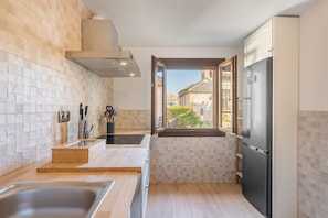 Frigorifero, microonde, forno, piano cottura