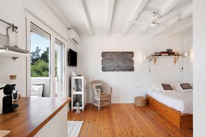 Iron/ironing board, free WiFi, bed sheets