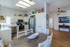 Fridge, microwave, stovetop, dishwasher - Lake Havasu Palm Villa (Lake Havasu City)