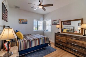 3 slaapkamers, een bureau, een strijkplank/strijkijzer, wifi