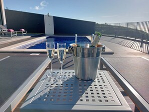 Utendørsbasseng og et oppvarmet basseng