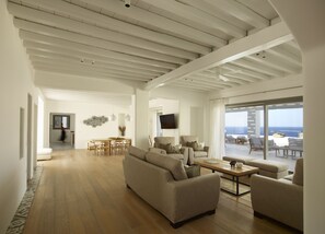 Smart TV - Wave17 Spacious,Luxurious,Contemporary, swimming pools,Gym,Spa,Sea View. (Mykonos)