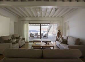 Smart TV - Wave17 Spacious,Luxurious,Contemporary, swimming pools,Gym,Spa,Sea View. (Mykonos)