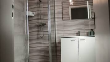 Doccia, asciugacapelli, bidet, asciugamani