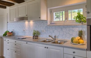 Kühlschrank, Ofen, Geschirrspüler, Wasserkocher mit Kaffee-/Teezubehör