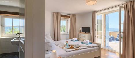 4 bedrooms, travel cot, free WiFi, bed sheets