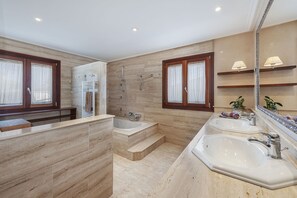 Dusche, umweltfreundliche Kosmetikartikel, Haartrockner, Handtücher