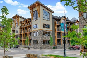 Exterior - Panoramic Views - 3 Bedrooms in White Spruce Lodge (Canmore)