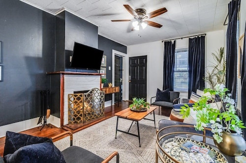 4BR Downtown Lafayette-Garden, Parking, Walk to Arts District