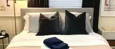 4 bedrooms, desk, WiFi, bed sheets