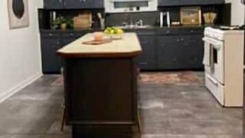 Lemari es, microwave, oven, dan kompor