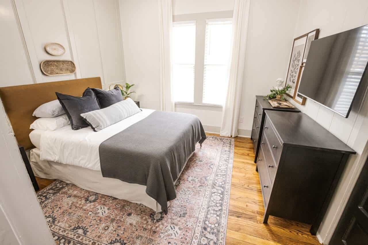 1 bedroom, desk, WiFi, bed sheets