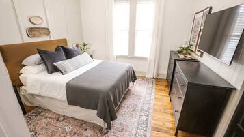 1 bedroom, desk, WiFi, bed sheets