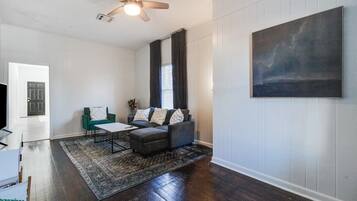 Een televisie en een kantoor