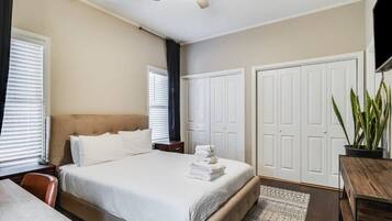 2 bedrooms, desk, WiFi, bed sheets