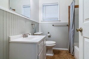 Shower, hair dryer, towels - Jefferson Cottage | Walk Downtown & UL Lafayette (Lafayette)