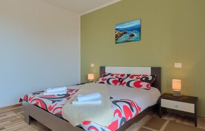 3 quartos, berço de viagem, Wi-Fi de cortesia, roupa de cama